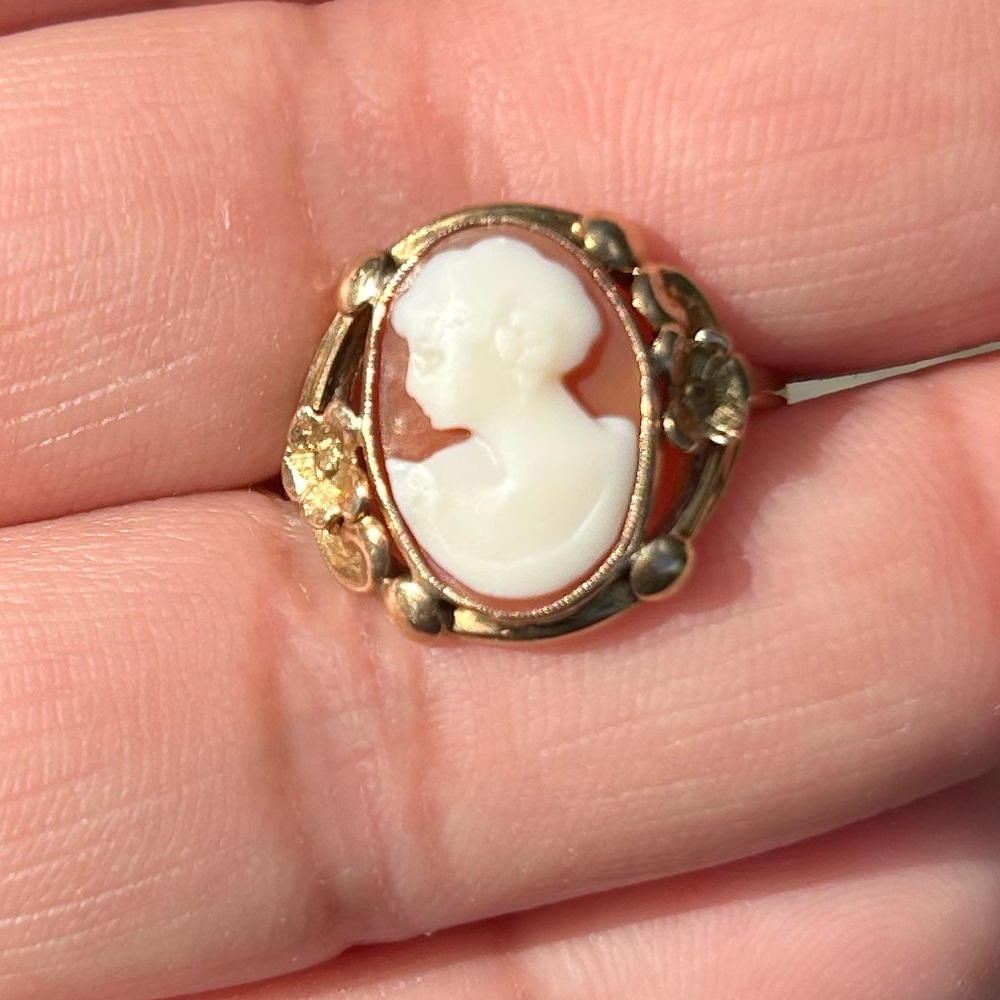 Solid Gold Cameo Ring - image 1